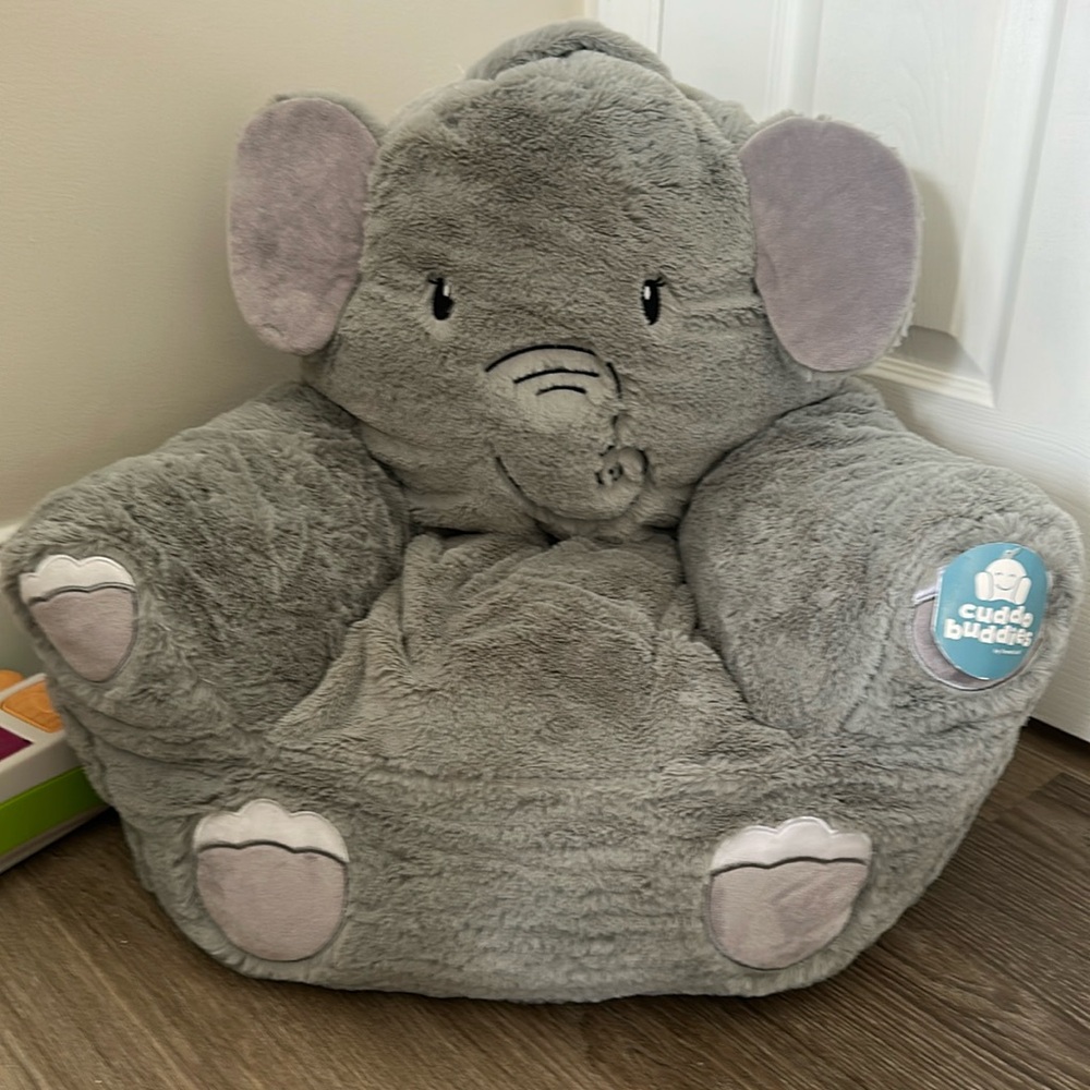 Cuddo buddies elephant chair .